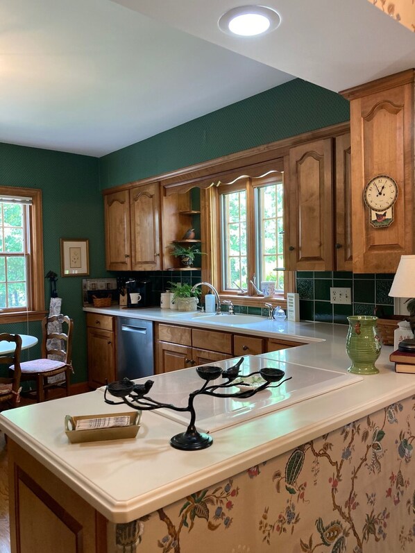 Fridge, microwave, oven, stovetop - Cottage on the Hill - Your Home Away From Home (Medina)