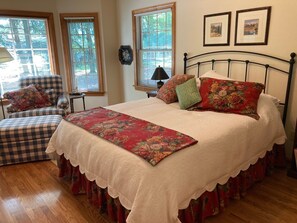 4 bedrooms, desk, iron/ironing board, free WiFi - Cottage on the Hill - Your Home Away From Home  (Medina)