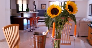 Chambre, 3 chambres, patio, vue piscine | Restauration