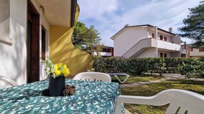 Appartamento, 2 camere da letto, patio, vista giardino | Ristorazione all'aperto