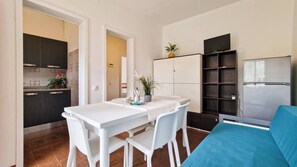 Appartement, 2 slaapkamers, patio, uitzicht op tuin | Dineerruimte
