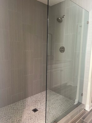 Dusche, Haartrockner, Handtücher, Toilettenpapier