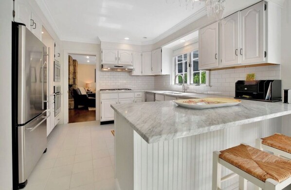 冷蔵庫、電子レンジ、オーブン、コンロ