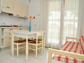 Apartment, 1 Bedroom, Balcony, City View | Dining