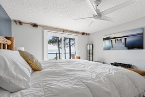 4 bedrooms, in-room safe, iron/ironing board, WiFi - Immaculate CDA Lake Views  (Coeur d'Alene)