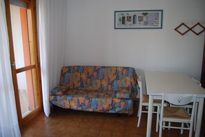 Appartement, 2 chambres, balcon, vue jardin | Coin séjour