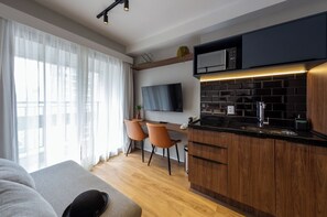 Traditionele studio | Woonruimte | Een 40-inch smart-tv met digitale zenders