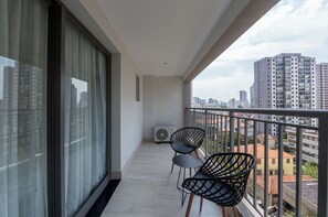 Studio Casal de 30m com Varanda | Balcony