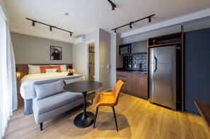 Studio Pet | 起居區 | 40-吋智慧型電視，提供數位頻道