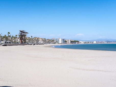 Beach. Mediterranean apartment 400m La Pineda beach
