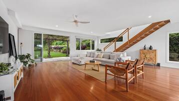 Fernseher, Kamin, Stereoanlage