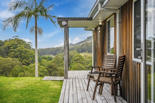 Tranquil Treetop Haven: 3 Bedroom Home with Stunning Views