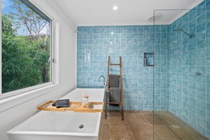 Hair dryer, towels, soap, toilet paper - Tranquil Treetop Haven: 3 Bedroom Home with Stunning Views (Korora)