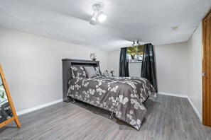 5 Schlafzimmer, Bügeleisen/Bügelbrett, kostenloses WLAN, Bettwäsche