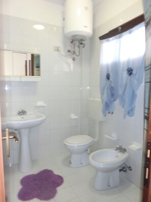 Bathroom - Nice Flat in a Residence With Swimming Pool - By Beahost Rentals (San Michele al Tagliamento)