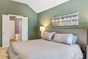 4 makuuhuonetta, silitysrauta/-lauta, ilmainen Wi-Fi, vuodevaatteet