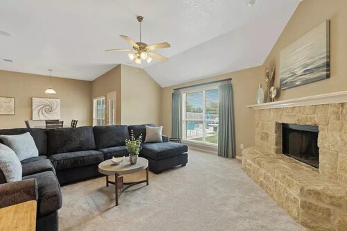 Spacious Home. Pool. Hot Tub. Grill. Pool Table. 4 Bed. 2 Bath.