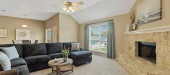 Spacious Home. Pool. Hot Tub. Grill. Pool Table. 4 Bed. 2 Bath.