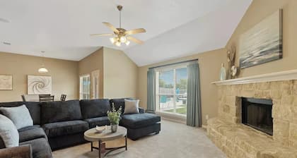 Spacious Home. Pool. Hot Tub. Grill. Pool Table. 4 Bed. 2 Bath.