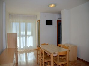Apartment, 2 Bedrooms, Balcony, Ocean View | Dining room