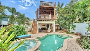 Pool - Waterfront, Heated pool & spa, Elevator, Dock, Fire Pit, 4-min walk to beach (Holmes Beach)