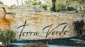 Eine Steinmauer mit der Aufschrift "Terra Verde" in verschnörkelter Schrift.