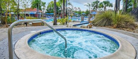 Alberca al aire libre y alberca climatizada