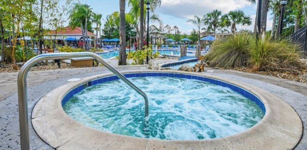 Utendørsbasseng og et oppvarmet basseng