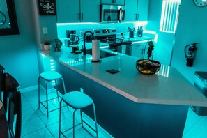 Kjøleskap, mikrobølgeovn, ovn og kokeplater