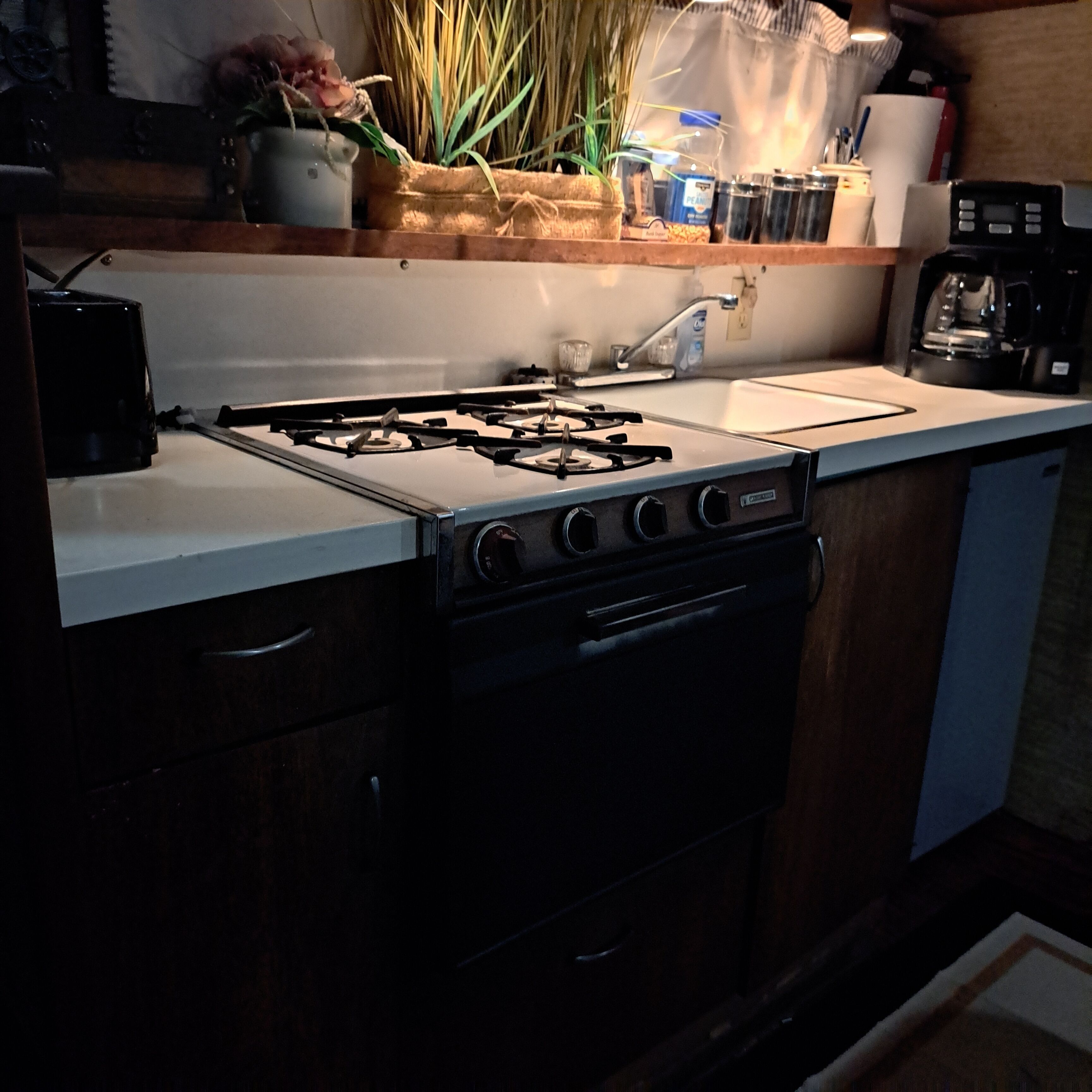 Micro-ondes, four, plaque de cuisson, cafetière/bouilloire