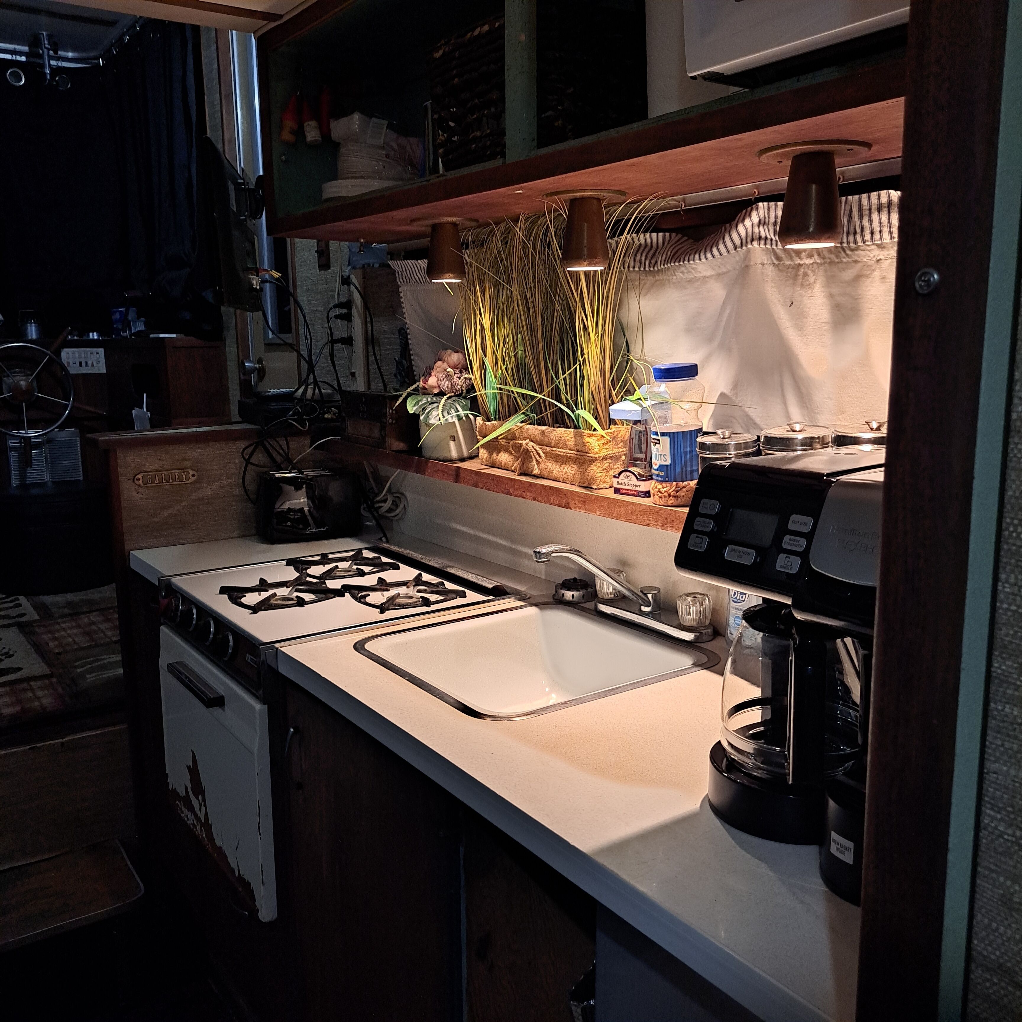 Mikrobølgeovn, ovn, kokeplater og kaffetrakter/tekoker