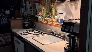 Mikrobølgeovn, ovn, kokeplater og kaffetrakter/tekoker