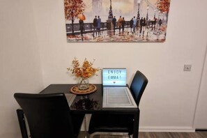 Interior - 1 Bed Flat Sleeps 2 with Free Parking & Patio (London)