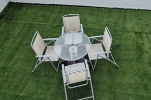 Outdoor dining - 1 Bed Flat Sleeps 2 with Free Parking & Patio (London)
