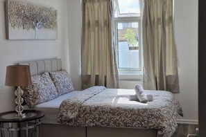 1 bedroom, WiFi, bed sheets - 1 Bed Flat Sleeps 2 with Free Parking & Patio (London)