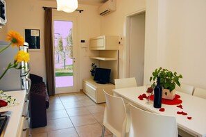 Appartamento, 1 camera da letto, patio, vista giardino | Sala da pranzo