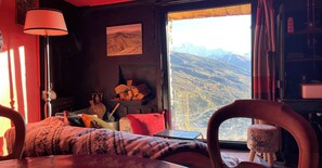 Una televisión, una chimenea