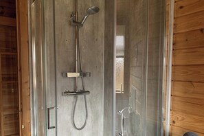 Bathtub, hair dryer, towels - Teviot Lodge - Sleeps 6 - Pets - River Views (Hawick)