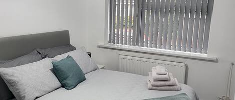 3 عدّة غرف نوم ومكواة/لوح كي وواي فاي وملاءات أسرّة