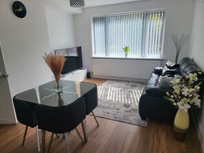 TV - House - Sleeps 6 - Parking - Garden (blackley manchester)