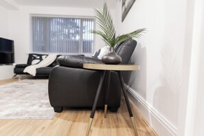 TV - House - Sleeps 6 - Parking - Garden (blackley manchester)