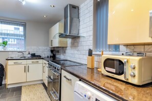 Fridge, microwave, oven, stovetop - House - Sleeps 6 - Parking - Garden (blackley manchester)