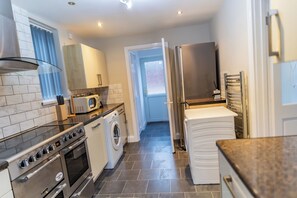 Fridge, microwave, oven, stovetop - House - Sleeps 6 - Parking - Garden (blackley manchester)