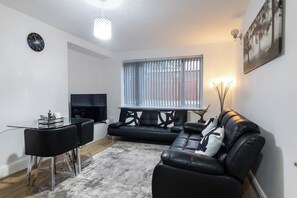 TV - House - Sleeps 6 - Parking - Garden (blackley manchester)