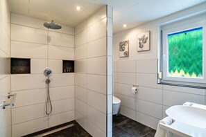 Shower, free toiletries, hair dryer, towels - Apartment 'Bei s' Herrs' with Private Terrace, Private Garden and Wi-Fi (Rheinmünster)