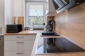 Fridge, microwave, oven, stovetop - Vacation apartment 'Köse' with private terrace, garden and WLAN (Uhldingen-Mühlhofen)