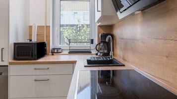 Kühlschrank, Mikrowelle, Ofen, Herdplatte