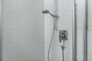 Dusche, Haartrockner, Handtücher