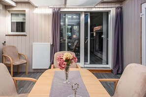 Dining - Holiday Home "Ihme" with Shared Garden & Wi-Fi (Sande)