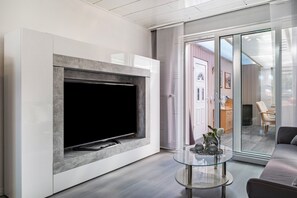 Televisión, reproductor de DVD, estéreo